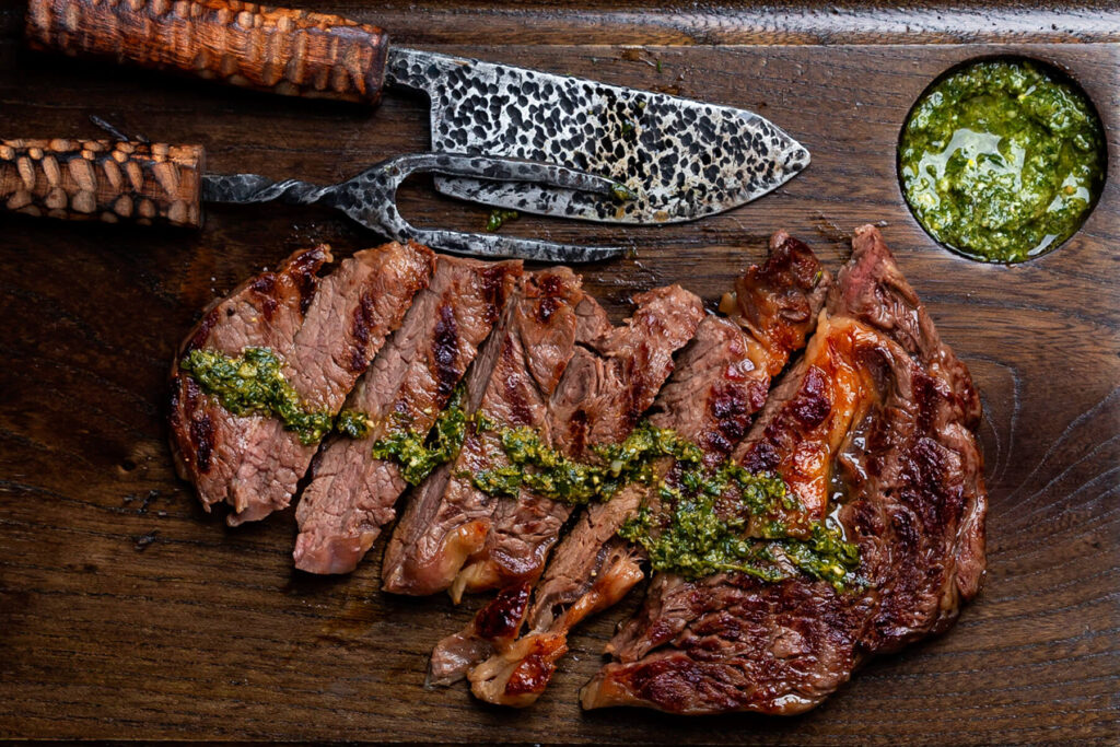 Perfekt gebratenes Steak mit Kräuterbutter (Ribeye oder Entrecôte)