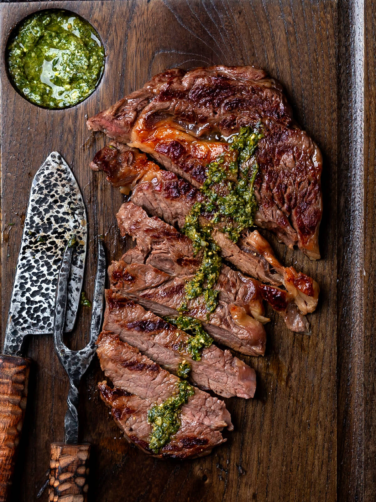 Perfekt gebratenes Steak mit Kräuterbutter (Ribeye oder Entrecôte)