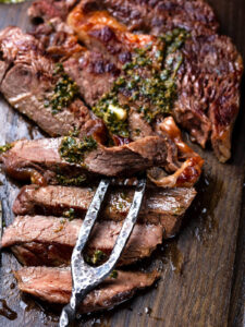 Perfekt gebratenes Steak mit Kräuterbutter (Ribeye oder Entrecôte)
