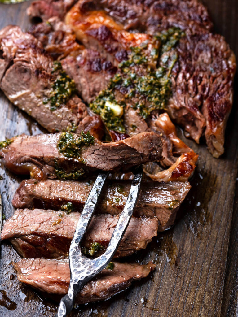 Perfekt gebratenes Steak mit Kräuterbutter (Ribeye oder Entrecôte)