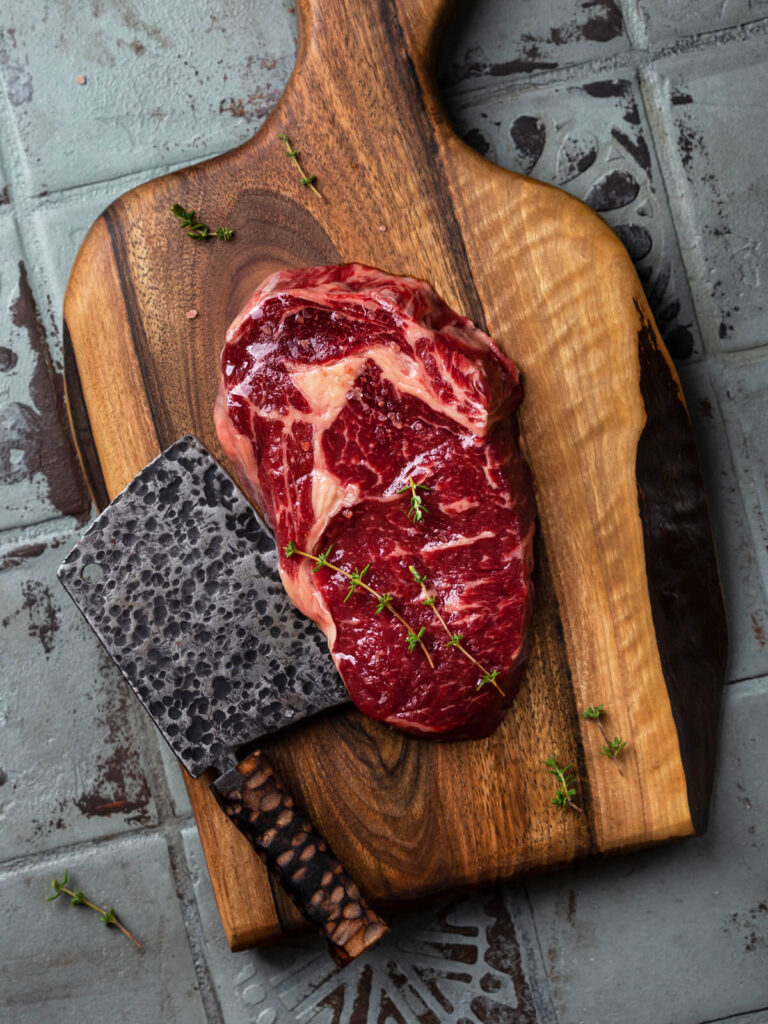 Perfekt gebratenes Steak mit Kräuterbutter (Ribeye oder Entrecôte)