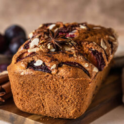 Saftiger Pflaumenkuchen mit Orangensaft