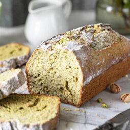 Pistazien-Kastenkuchen mit Spinat – Natürlich grün, buttrig-nussig und unverschämt saftig