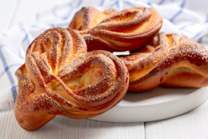 Plyushki – süßes Hefegebäck mit Zucker
