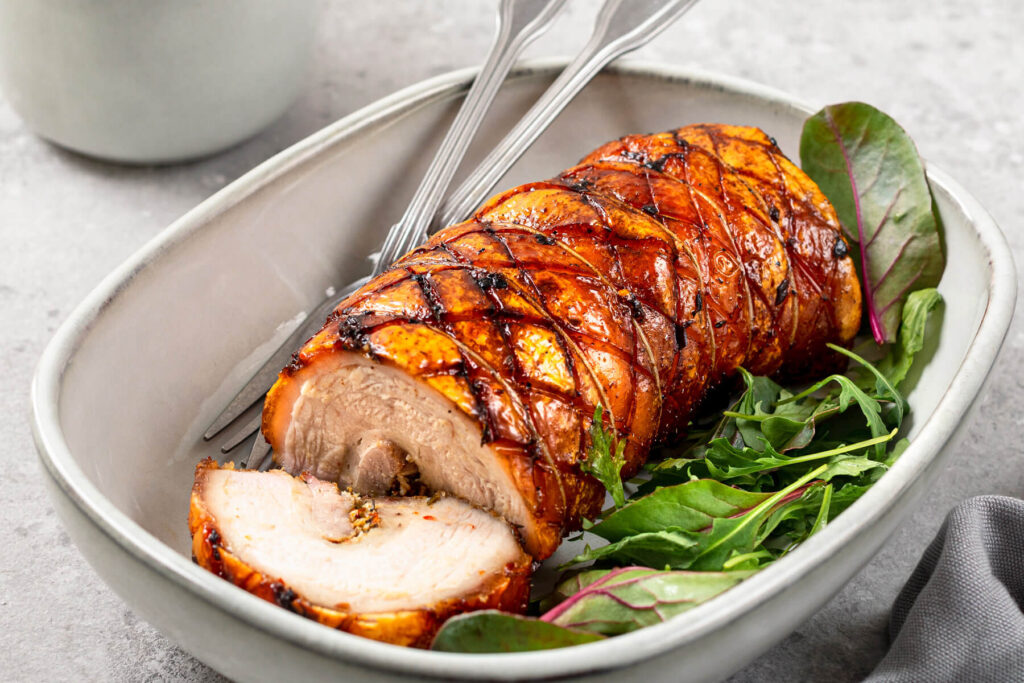 Porchetta aus dem Ofen - Schweinerollbraten mit Kräuterfüllung