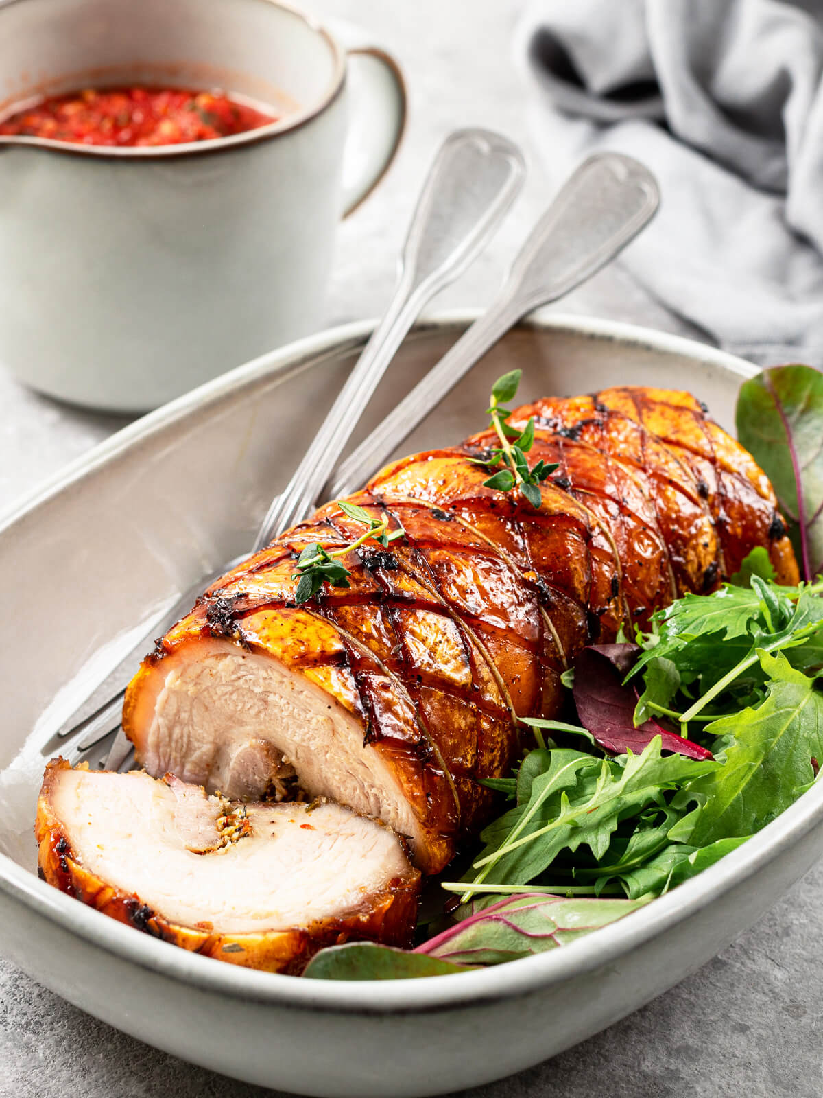 Porchetta aus dem Ofen - Schweinerollbraten mit Kräuterfüllung