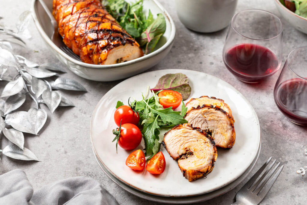 Porchetta aus dem Ofen - Schweinerollbraten mit Kräuterfüllung