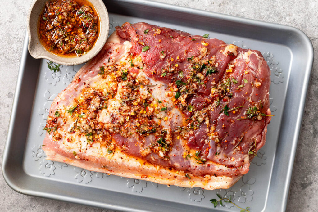 Porchetta aus dem Ofen - Schweinerollbraten mit Kräuterfüllung