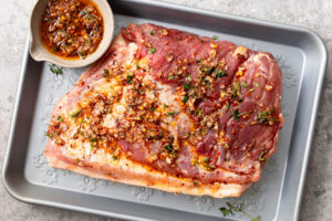 Porchetta aus dem Ofen - Schweinerollbraten mit Kräuterfüllung