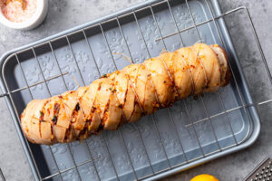 Porchetta aus dem Ofen - Schweinerollbraten mit Kräuterfüllung