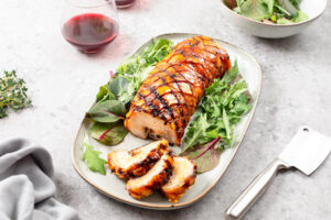 Porchetta aus dem Ofen - Schweinerollbraten mit Kräuterfüllung