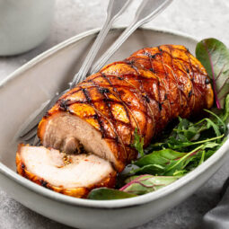 Porchetta aus dem Ofen - Schweinerollbraten mit Kräuterfüllung