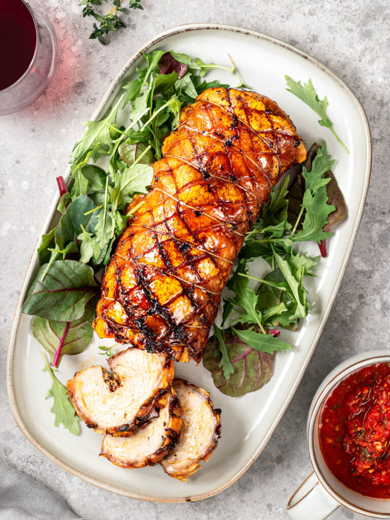 Porchetta aus dem Ofen - Schweinerollbraten mit Kräuterfüllung