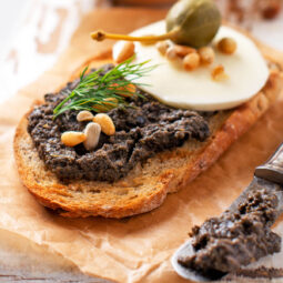 Provenzalische Oliventapenade mit Pinienkernen