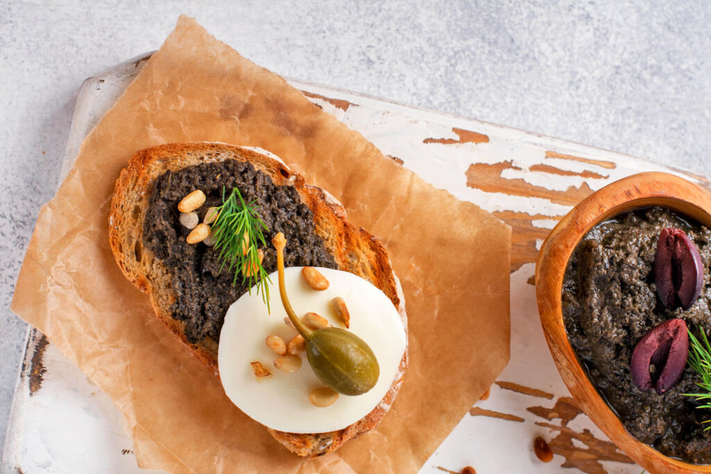 Provenzalische Oliventapenade mit Pinienkernen