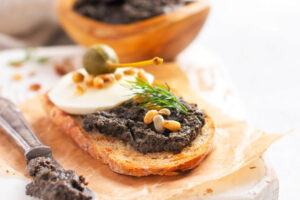 Provenzalische Oliventapenade mit Pinienkernen