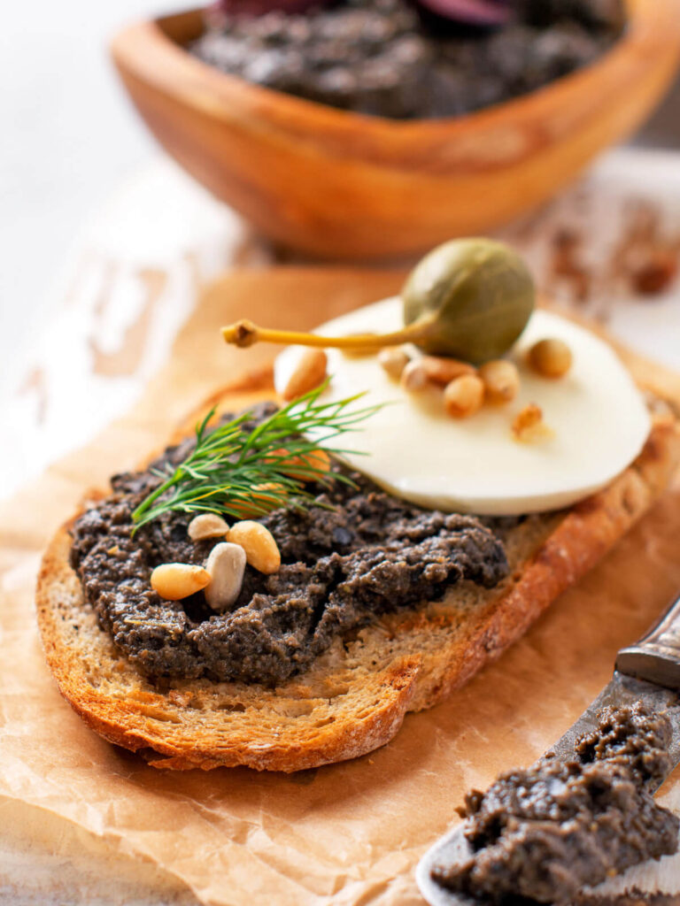 Provenzalische Oliventapenade mit Pinienkernen
