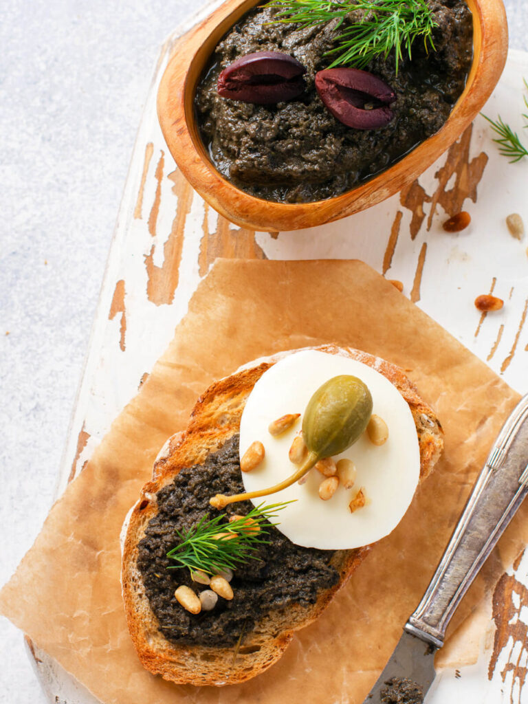 Provenzalische Oliventapenade mit Pinienkernen