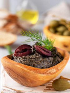 Provenzalische Oliventapenade mit Pinienkernen