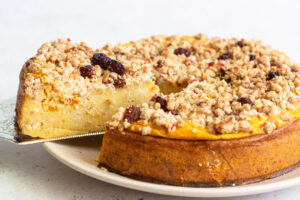 Quark-Kürbis-Auflauf mit knusprigen Müsli-Streuseln