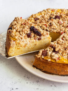 Quark-Kürbis-Auflauf mit knusprigen Müsli-Streuseln