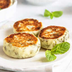 Herzhafte Quarkküchlein mit Erbsen und Dill (Syrniki)