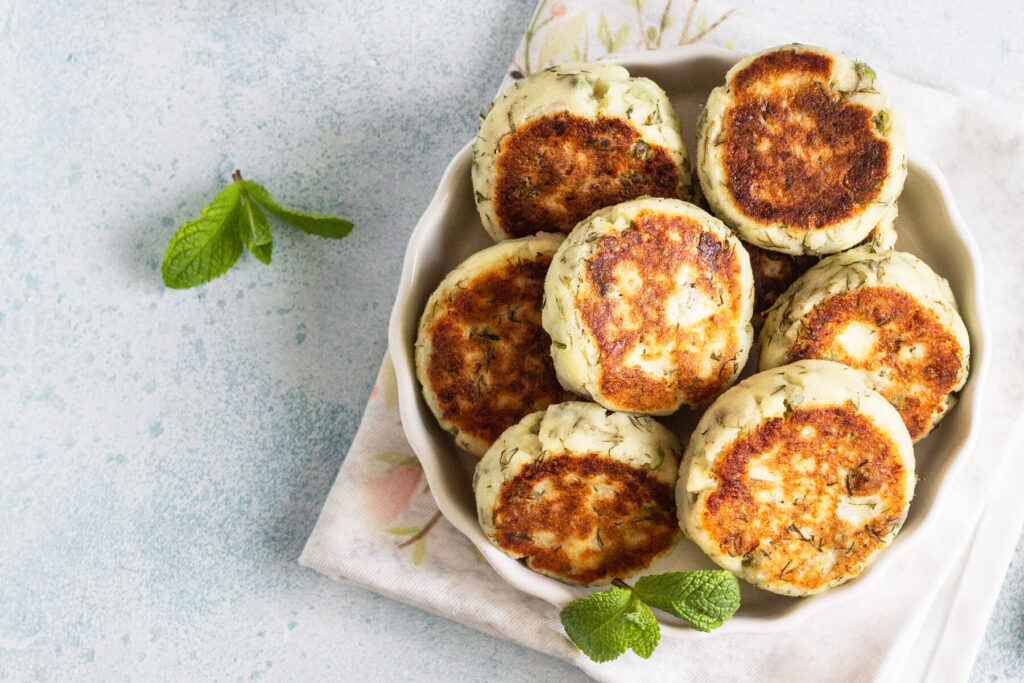 Herzhafte Quarkküchlein mit Erbsen und Dill (Syrniki)