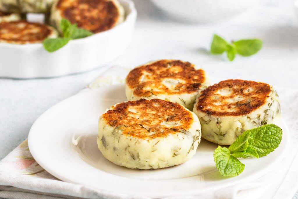 Herzhafte Quarkküchlein mit Erbsen und Dill (Syrniki)