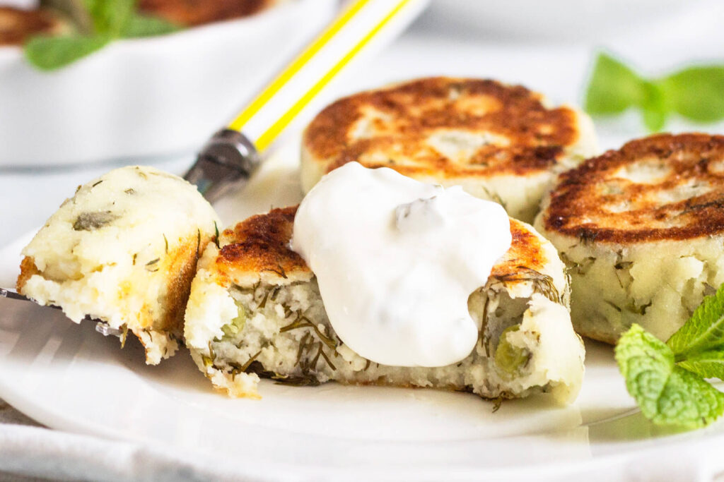 Herzhafte Quarkküchlein mit Erbsen und Dill (Syrniki)