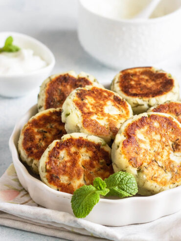 Herzhafte Quarkküchlein mit Erbsen und Dill (Syrniki)