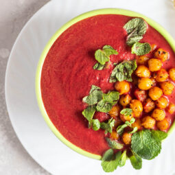Rote-Bete-Suppe mit knusprigem Kichererbsen-Topping