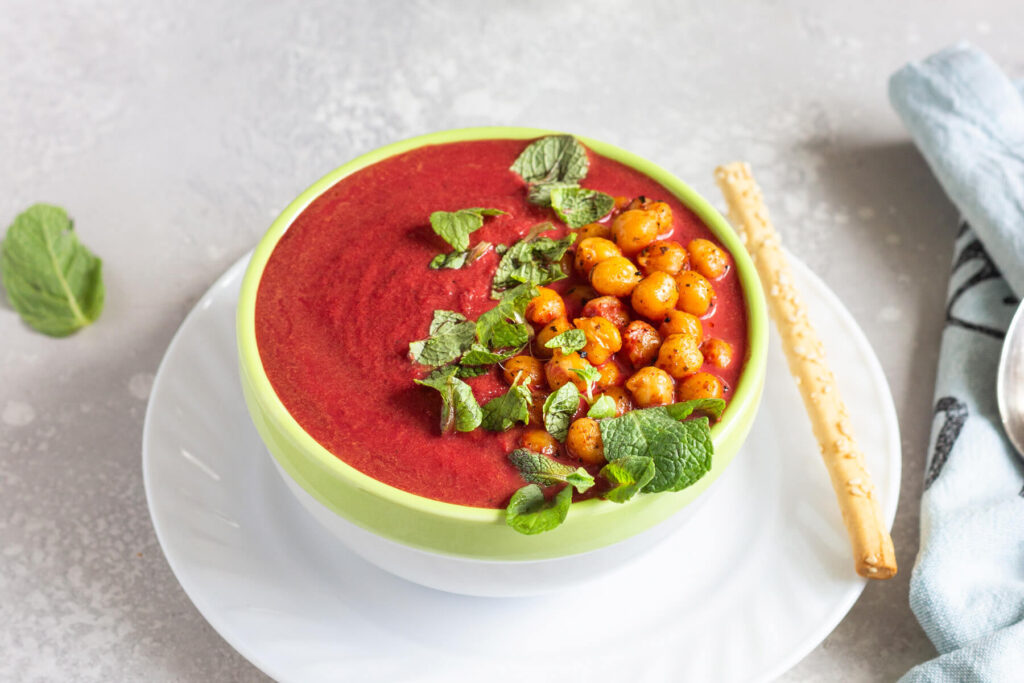 Rote-Bete-Suppe mit knusprigem Kichererbsen-Topping