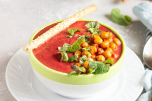 Rote-Bete-Suppe mit knusprigem Kichererbsen-Topping