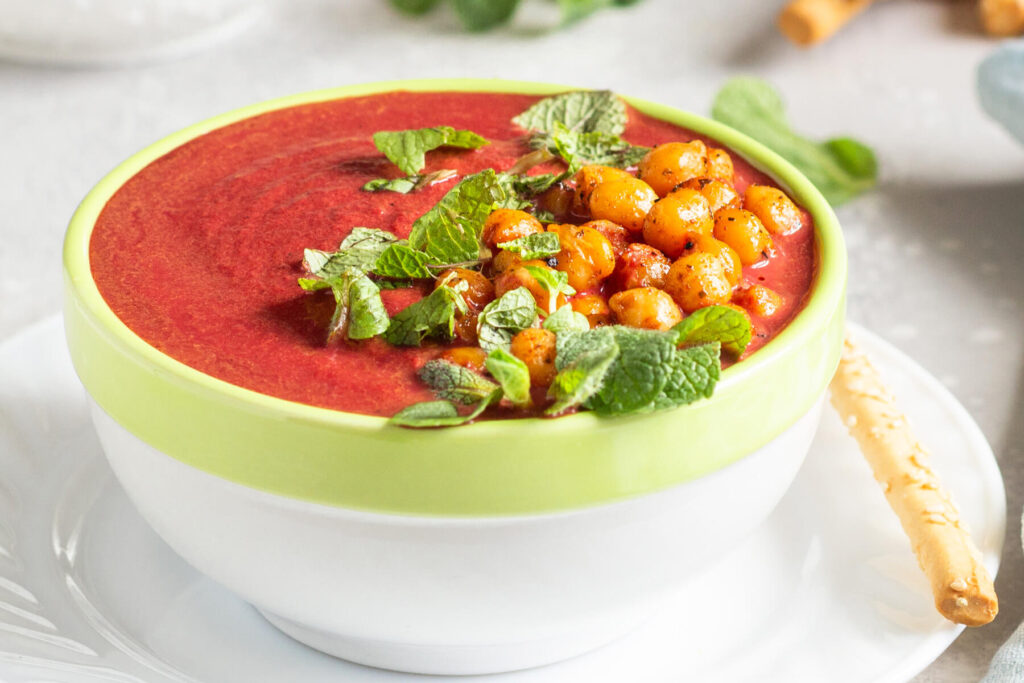 Rote-Bete-Suppe mit knusprigem Kichererbsen-Topping
