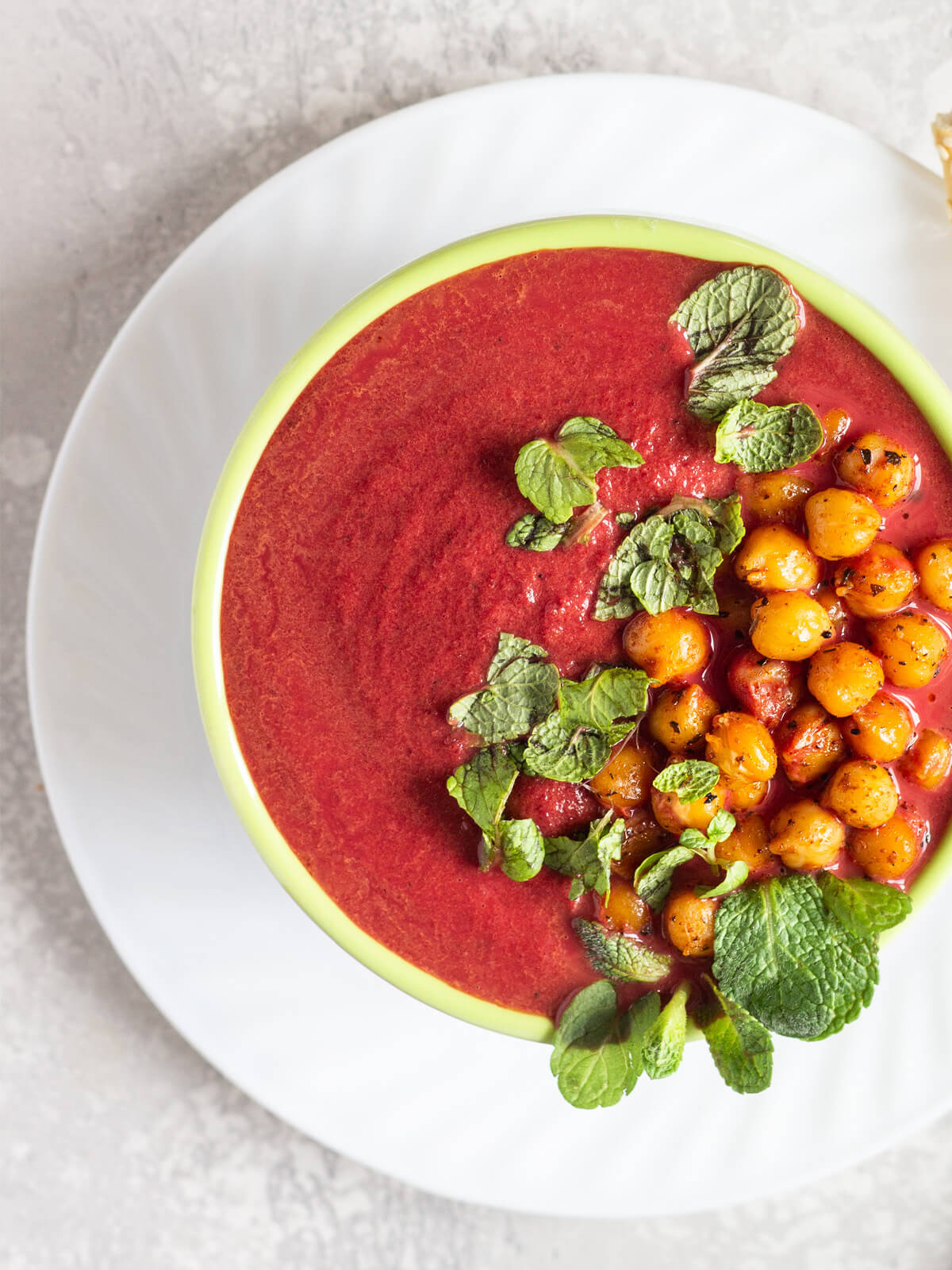 Rote-Bete-Suppe mit knusprigem Kichererbsen-Topping