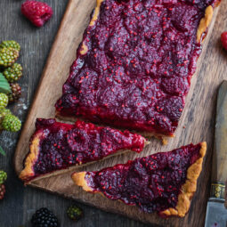 Rustikale Beeren-Tarte mit Dinkelvollkornteig