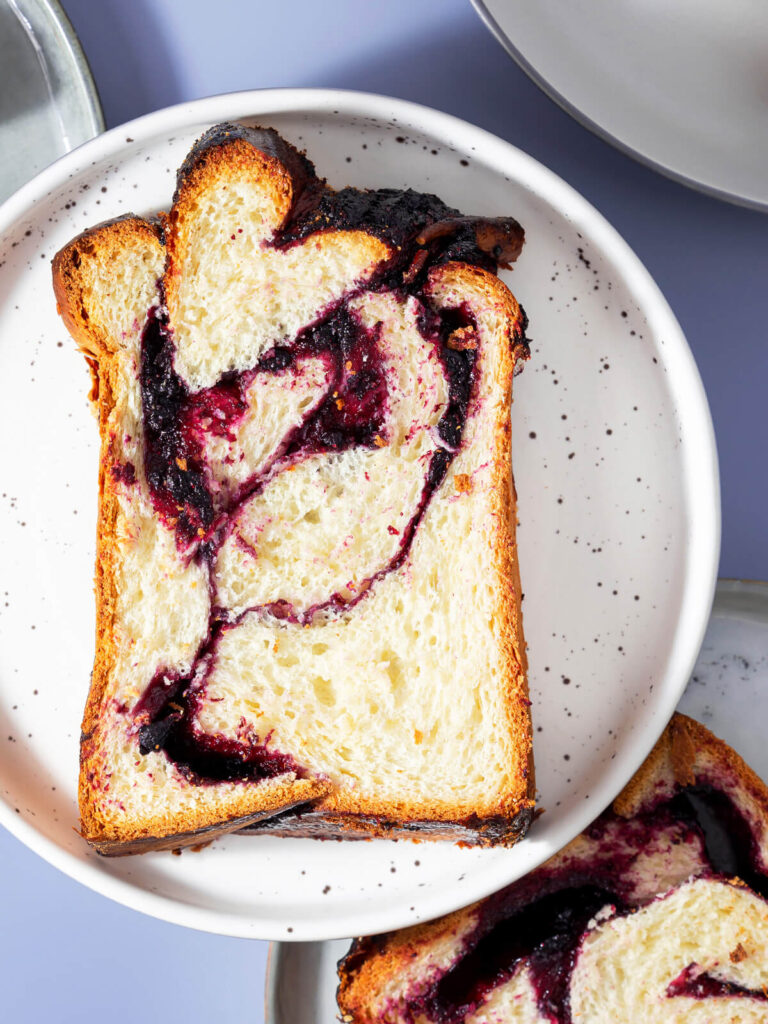 Saftige Blaubeer-Brioche: Fluffiges Rezept für geflochtenes Hefegebäck