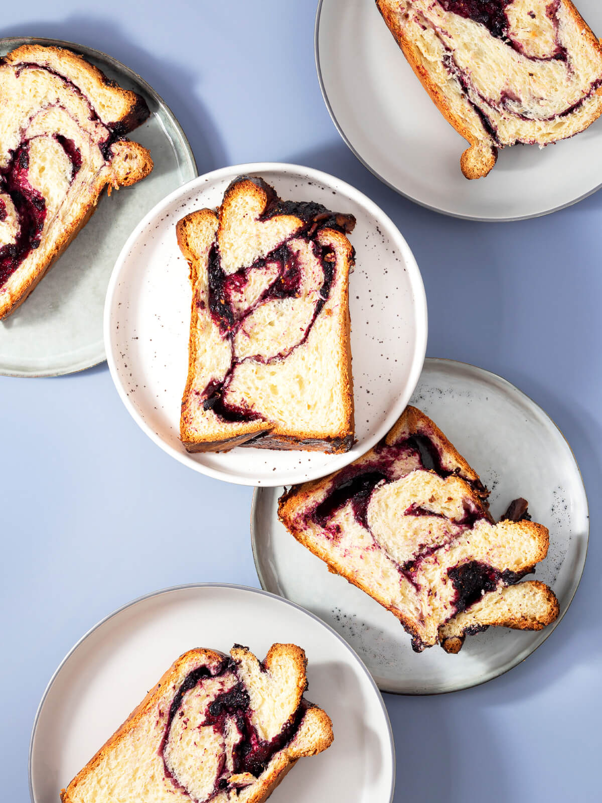 Saftige Blaubeer-Brioche: Fluffiges Rezept für geflochtenes Hefegebäck
