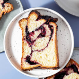 Saftige Blaubeer-Brioche: Fluffiges Rezept für geflochtenes Hefegebäck