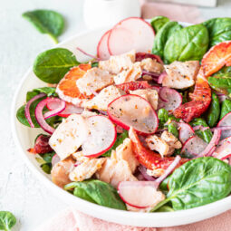 Salat mit Lachs, Radieschen und Orange