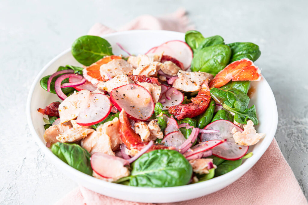 Salat mit Lachs, Radieschen und Orange