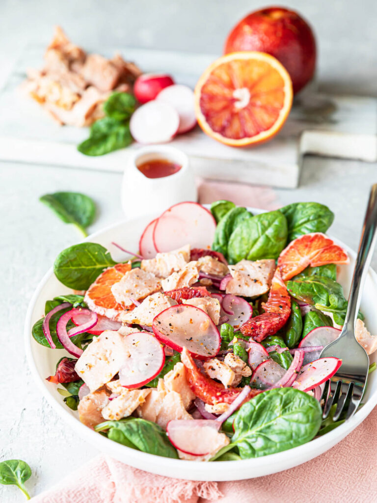 Salat mit Lachs, Radieschen und Orange