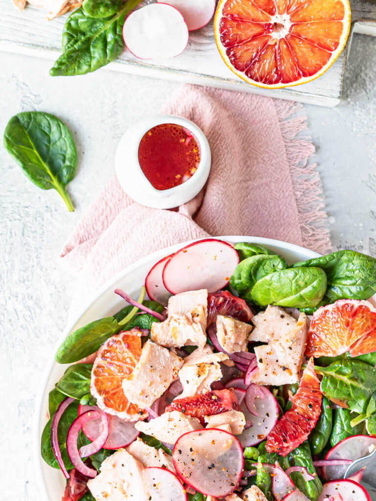 Salat mit Lachs, Radieschen und Orange