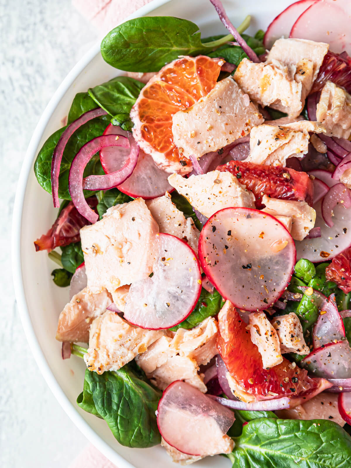 Salat mit Lachs, Radieschen und Orange