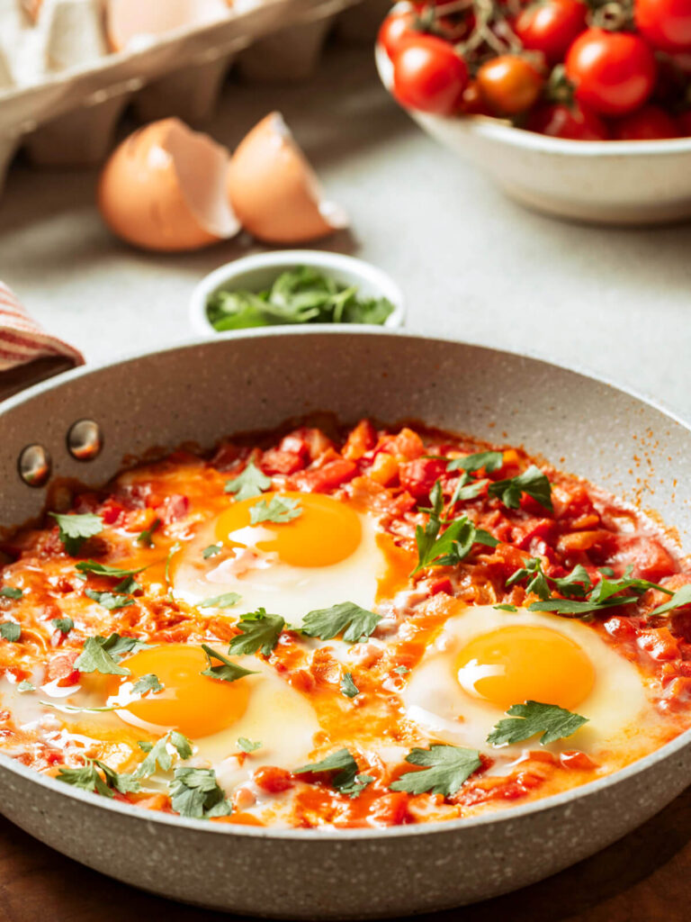 Schakschuka – Eier in Tomaten-Paprika-Sauce aus der Pfanne