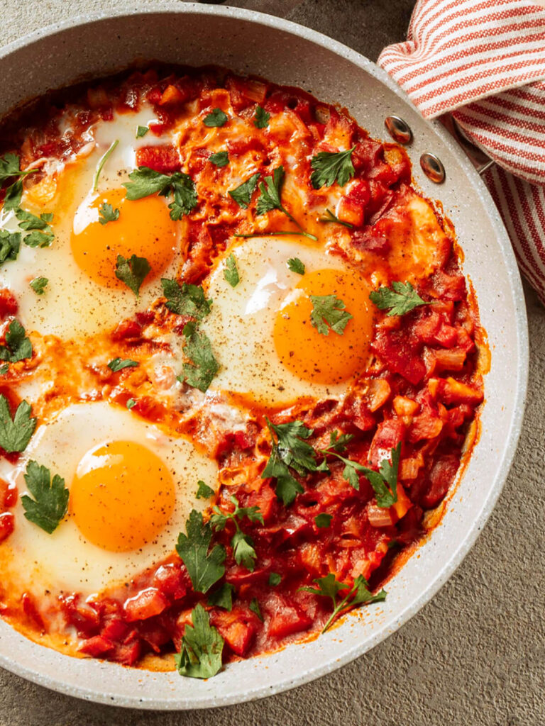 Schakschuka – Eier in Tomaten-Paprika-Sauce aus der Pfanne