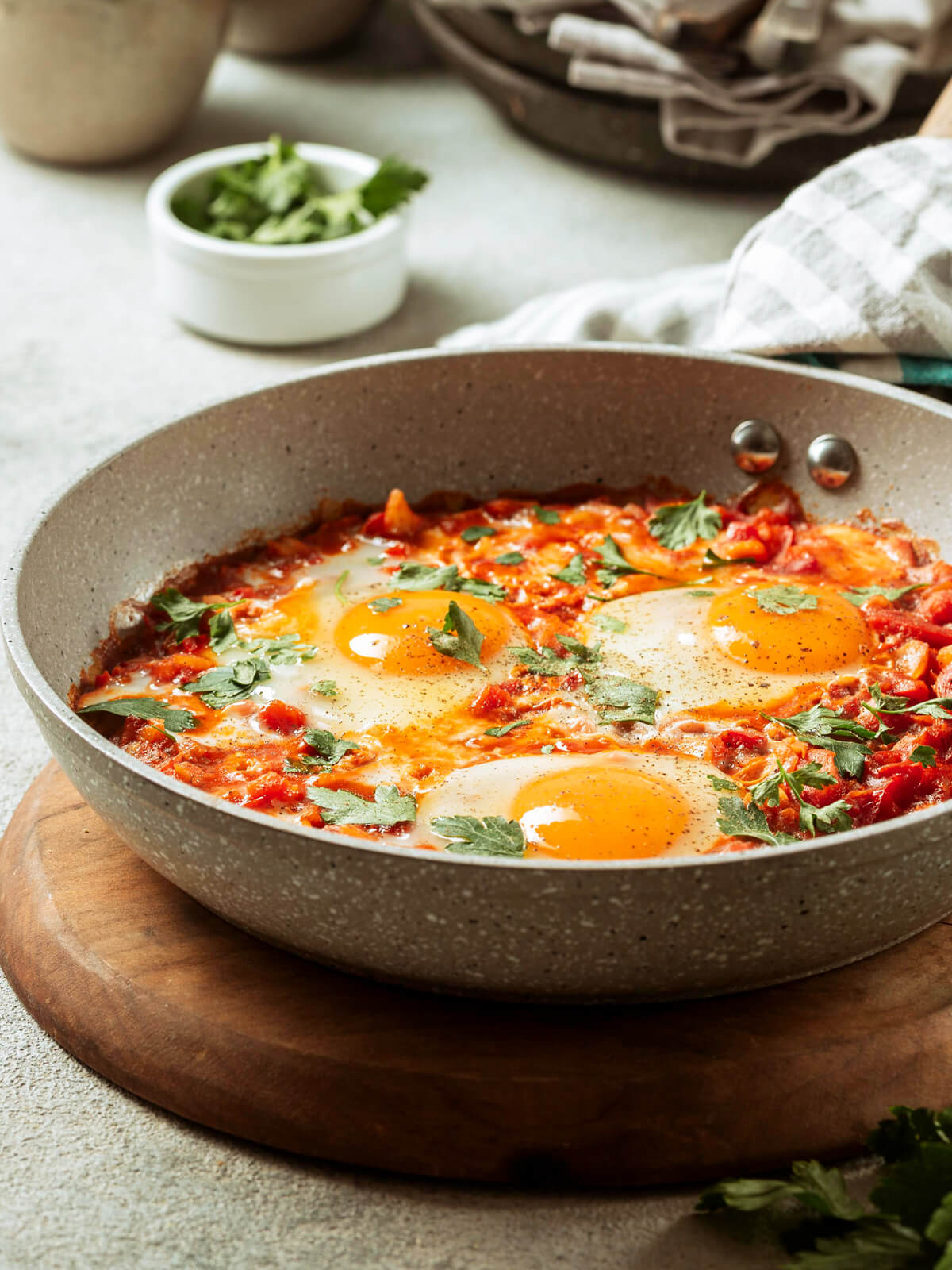 Schakschuka – Eier in Tomaten-Paprika-Sauce aus der Pfanne