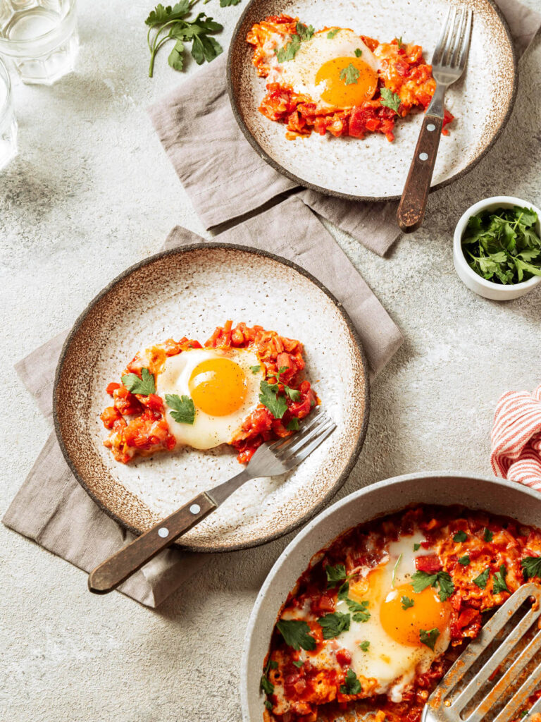 Schakschuka – Eier in Tomaten-Paprika-Sauce aus der Pfanne