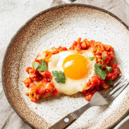 Schakschuka – Eier in Tomaten-Paprika-Sauce aus der Pfanne