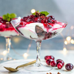 Schicht-Dessert im Glas mit Schokoladen-Brownies & Cranberries